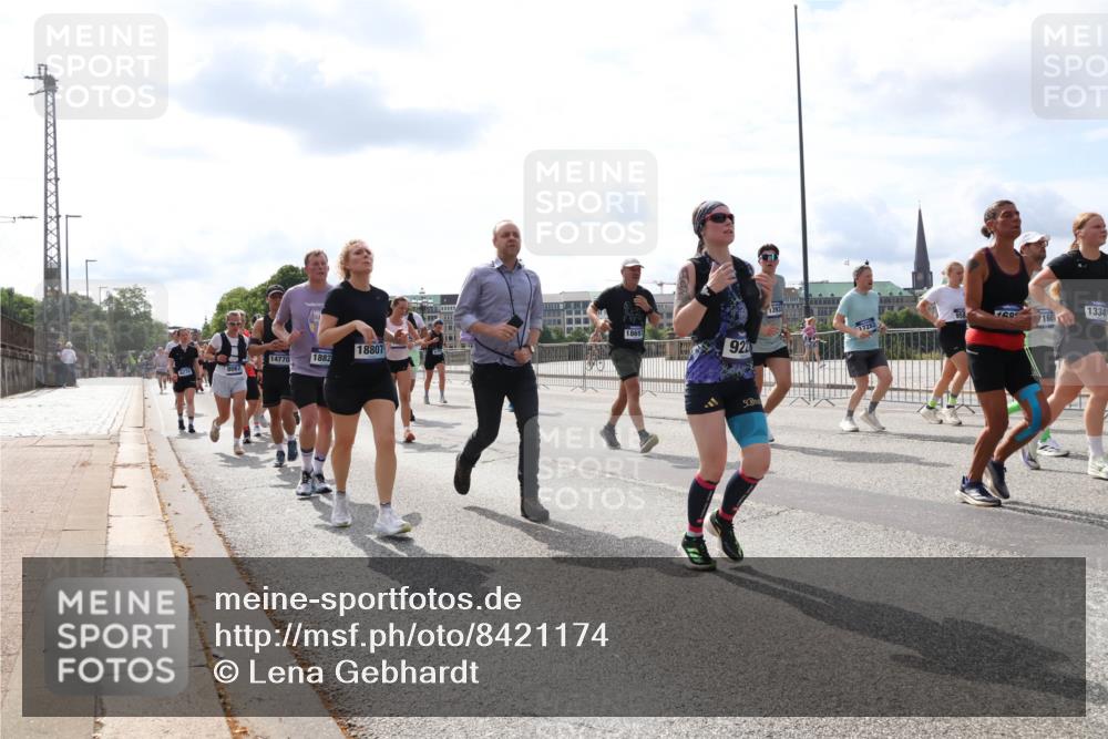 29.06.2025 - hella hamburg halbmarathon Lena Gebhardt http://msf.ph/oto/8421174 29.06.2025 10:18:30 Lombardsbrücke 18697, 18807, 14770, 1882, 921, 6270, 160, 16, 1334, 1234, 1268, 1325, 1521, 1554, 1820, 1982, 2087, 2147, 2335, 2634, 2703, 2781, 2821, 3125, 3202, 3321, 3482, 3529, 3591, 3592, 3977, 4123, 4383, 4710, 4738, 4802, 4804, 5049, 5834, 5909, 5910, 6270, 6332, 6533, 7121, 7160, 7214, 7454, 7838, 7882, 7883, 8067, 8248, 8341, 8665, 9222, 9276, 9505, 9539, 9586, 9658, 9748, 9834, 9844, 10172, 10502, 10659, 10687, 10908, 12498, 12541, 12548, 12552, 12703, 13341 meine-sportfotos.de