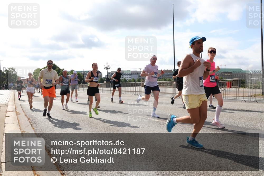 29.06.2025 - hella hamburg halbmarathon Lena Gebhardt http://msf.ph/oto/8421187 29.06.2025 09:51:44 Lombardsbrücke 14861, 174, 7092, 2653, 21, 1714, 8346, 1136, 1312, 1353, 1520, 1569, 1570, 1903, 1912, 1920, 1941, 2653, 2880, 2972, 3437, 3523, 3697, 3700, 4297, 4634, 4759, 4843, 4865, 4991, 4999, 5014, 5047, 5129, 5375, 5410, 5987, 6490, 6700, 6705, 6770, 7092, 7105, 7185, 7363, 7378, 7693, 7962, 8074, 8346, 8359, 8871, 8900, 9114, 9358, 9364, 9885, 10319, 10375, 10480, 10669, 10691, 10934, 11021, 11049, 11417, 11714, 11959, 12623, 12711, 14201 meine-sportfotos.de