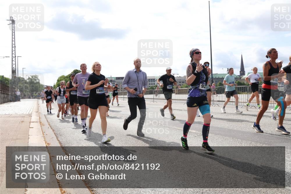 29.06.2025 - hella hamburg halbmarathon Lena Gebhardt http://msf.ph/oto/8421192 29.06.2025 10:18:30 Lombardsbrücke 18697, 92, 18825, 18807, 14770, 6828, 7160, 1234, 1268, 1325, 1521, 1554, 1820, 1982, 2087, 2147, 2335, 2634, 2703, 2781, 2821, 3125, 3202, 3321, 3482, 3529, 3591, 3592, 3977, 4123, 4383, 4710, 4738, 4802, 4804, 5049, 5834, 5909, 5910, 6270, 6332, 6533, 7121, 7160, 7214, 7454, 7838, 7882, 7883, 8067, 8248, 8341, 8665, 9222, 9276, 9505, 9539, 9586, 9658, 9748, 9834, 9844, 10172, 10502, 10659, 10687, 10908, 12498, 12541, 12548, 12552, 12703, 13341 meine-sportfotos.de