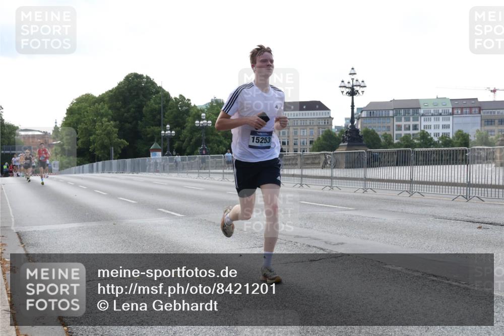 29.06.2025 - hella hamburg halbmarathon Lena Gebhardt http://msf.ph/oto/8421201 29.06.2025 09:42:20 Lombardsbrücke 15253, 1241, 2604, 2618, 2892, 6559, 7862, 10468, 10485, 11965, 13440, 13751, 14019, 14113, 14506, 15253, 16169, 16615, 17003, 17752, 18124, 18569, 18897 meine-sportfotos.de