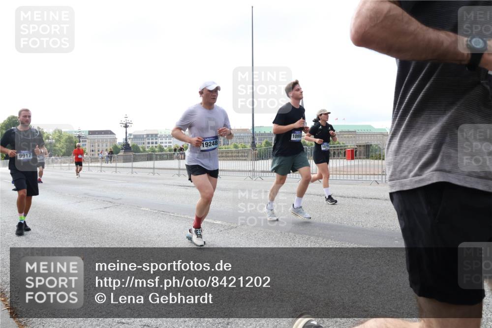 29.06.2025 - hella hamburg halbmarathon Lena Gebhardt http://msf.ph/oto/8421202 29.06.2025 10:05:49 Lombardsbrücke 9917, 19248, 10998, 1229, 1448, 1830, 1842, 1936, 1981, 2288, 2298, 2471, 2540, 2624, 3062, 3461, 3929, 4014, 4169, 4542, 4782, 5073, 5762, 6014, 7741, 8051, 8316, 8894, 8909, 9339, 9477, 9680, 9736, 9737, 9738, 9917, 10343, 10694, 10791, 10998, 11784, 11873, 11958, 12557, 13042, 13054, 14465, 14642, 14987, 15766, 15772, 16092, 16441, 16546, 16687, 17731, 17740, 17885, 18768, 18857, 18973, 19248 meine-sportfotos.de
