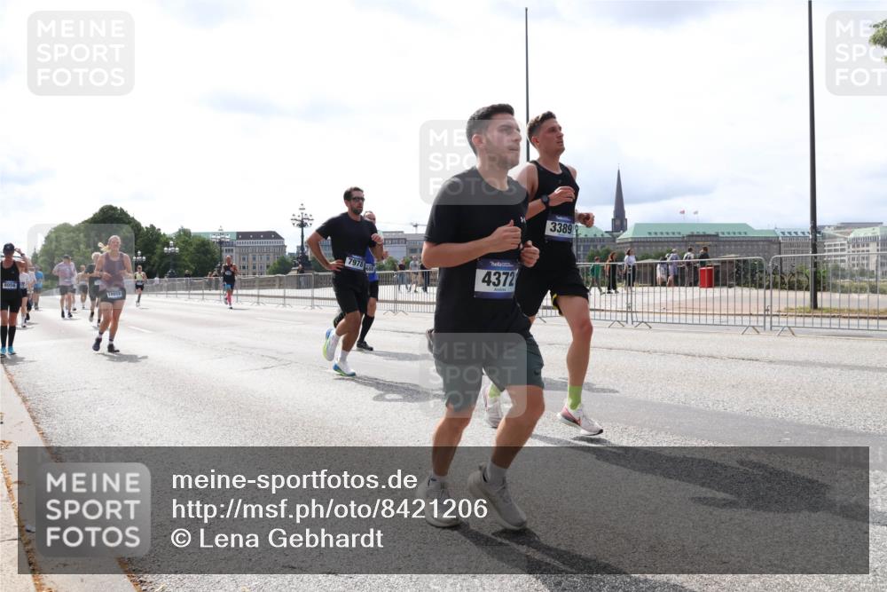 29.06.2025 - hella hamburg halbmarathon Lena Gebhardt http://msf.ph/oto/8421206 29.06.2025 10:27:43 Lombardsbrücke 8056, 18012, 7978, 4372, 3389, 1148, 2080, 2775, 3389, 4372, 5177, 5285, 5825, 5847, 6214, 7497, 7764, 7944, 7978, 8085, 9567, 9688, 10158, 10412, 10413, 11256, 11692, 11739, 11766, 12500, 12823, 13043, 13860, 14206, 15607, 16569, 16804, 16838, 17427, 17791, 18012, 18097, 18301, 18626, 18766 meine-sportfotos.de