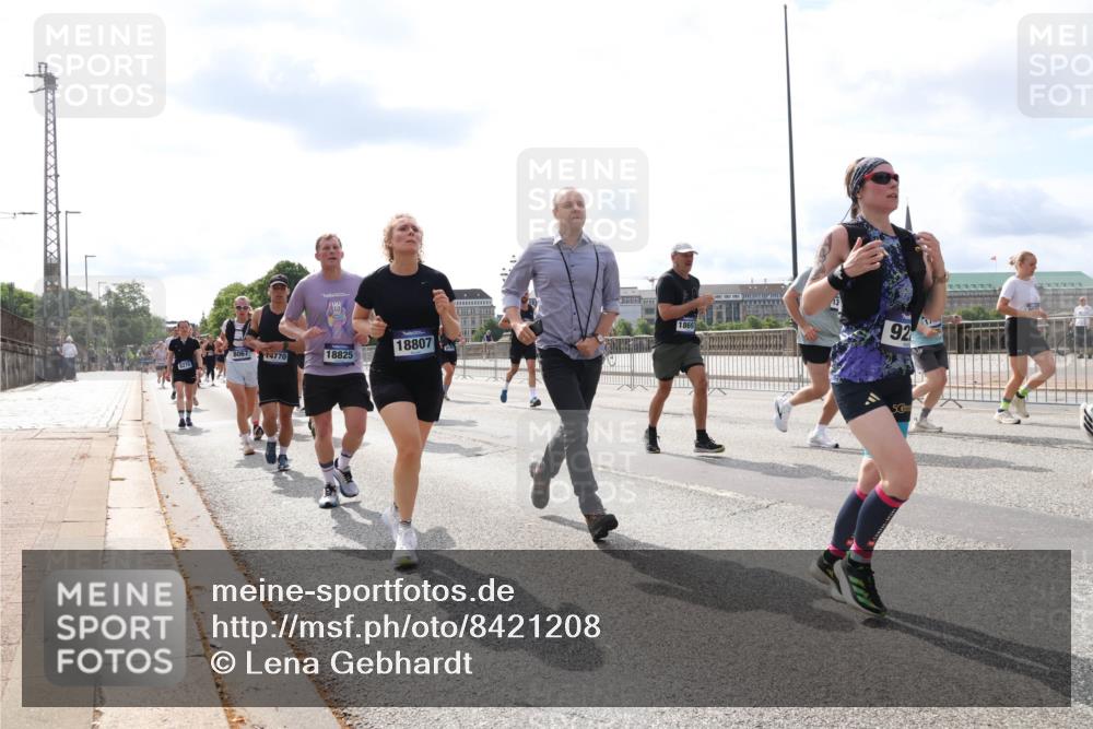 29.06.2025 - hella hamburg halbmarathon Lena Gebhardt http://msf.ph/oto/8421208 29.06.2025 10:18:30 Lombardsbrücke 1869, 8067, 4770, 6270, 18825, 18807, 92, 1234, 1268, 1325, 1521, 1554, 1820, 1982, 2087, 2147, 2335, 2634, 2703, 2781, 2821, 3125, 3202, 3321, 3482, 3529, 3591, 3592, 3977, 4123, 4383, 4710, 4738, 4802, 4804, 5049, 5834, 5909, 5910, 6270, 6332, 6533, 7121, 7160, 7214, 7454, 7838, 7882, 7883, 8067, 8248, 8341, 8665, 9222, 9276, 9505, 9539, 9586, 9658, 9748, 9834, 9844, 10172, 10502, 10659, 10687, 10908, 12498, 12541, 12548, 12552, 12703, 13341 meine-sportfotos.de