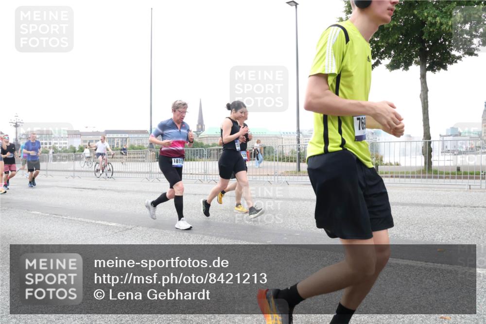 29.06.2025 - hella hamburg halbmarathon Lena Gebhardt http://msf.ph/oto/8421213 29.06.2025 10:52:34 Lombardsbrücke 129, 18115, 769, 1369, 1826, 2146, 2362, 2420, 2528, 2983, 3140, 3227, 3645, 4087, 4273, 4436, 4591, 4729, 4815, 5262, 5360, 6386, 6403, 6404, 6406, 6671, 6985, 7032, 7511, 7690, 7691, 7735, 7737, 7812, 8194, 8196, 8641, 9068, 9070, 9103, 9368, 9731, 10055, 10080, 10296, 10342, 10392, 10600, 10634, 10879, 10884, 10928, 10981, 11084, 11126, 11127, 11297, 11736, 11899, 11974, 12546, 12558, 12994, 14009 meine-sportfotos.de