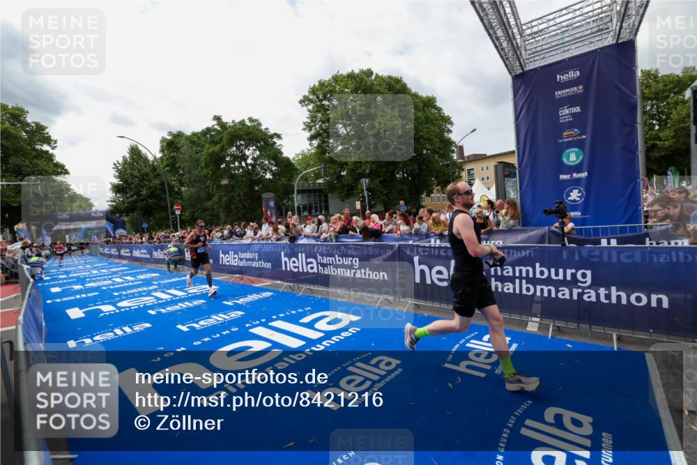 29.06.2025 - hella hamburg halbmarathon Zöllner http://msf.ph/oto/8421216 29.06.2025 10:31:48 Ziel 5187, 13606, 18102 meine-sportfotos.de