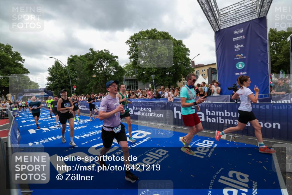 29.06.2025 - hella hamburg halbmarathon Zöllner http://msf.ph/oto/8421219 29.06.2025 10:53:38 Ziel 1030, 1061, 1098, 1499, 1502, 1783, 2070, 2630, 3399, 3819, 5866, 6628, 6762, 10549, 12632, 13865, 15061, 15113, 15497, 15856, 17710, 18450, 18612, 18666, 18715 meine-sportfotos.de