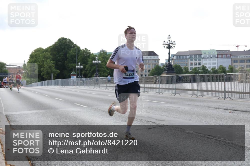 29.06.2025 - hella hamburg halbmarathon Lena Gebhardt http://msf.ph/oto/8421220 29.06.2025 09:42:20 Lombardsbrücke 15253, 100, 1241, 2604, 2618, 2892, 6559, 7862, 10468, 10485, 11965, 13440, 13751, 14019, 14113, 14506, 15253, 16169, 16615, 17003, 17752, 18124, 18569, 18897 meine-sportfotos.de