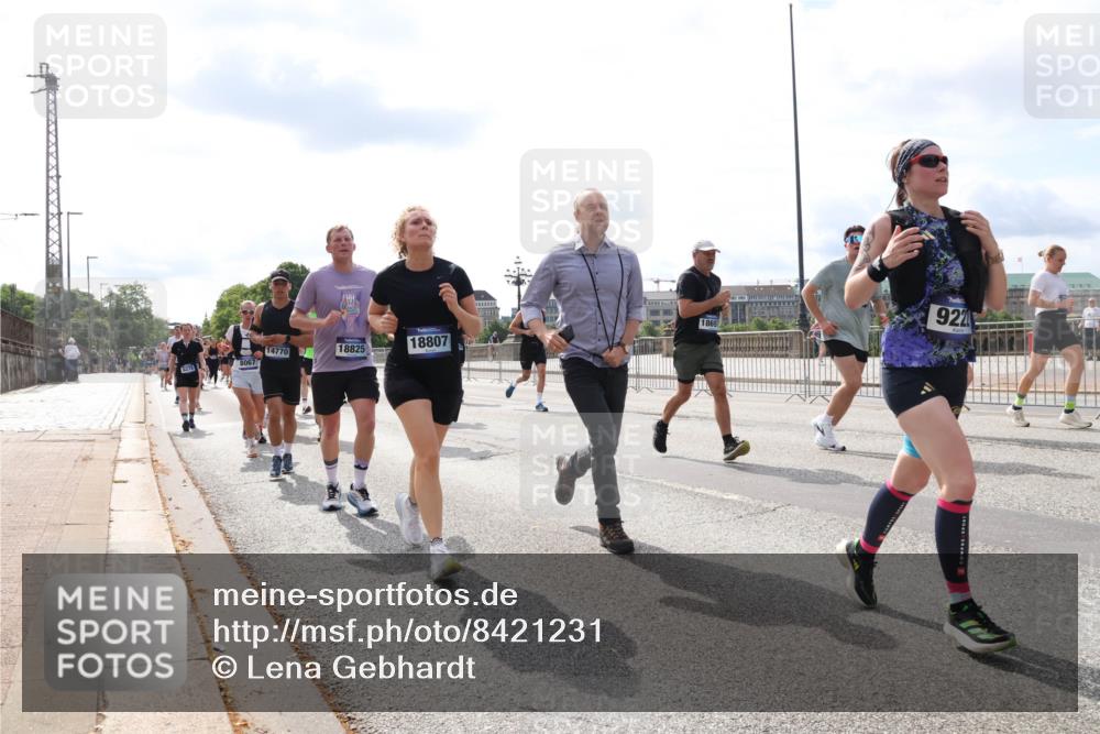 29.06.2025 - hella hamburg halbmarathon Lena Gebhardt http://msf.ph/oto/8421231 29.06.2025 10:18:30 Lombardsbrücke 14770, 18825, 18807, 6270, 1869, 9221, 1234, 1268, 1325, 1521, 1554, 1820, 1982, 2087, 2147, 2335, 2634, 2703, 2781, 2821, 3125, 3202, 3321, 3482, 3529, 3591, 3592, 3977, 4123, 4383, 4710, 4738, 4802, 4804, 5049, 5834, 5909, 5910, 6270, 6332, 6533, 7121, 7160, 7214, 7454, 7838, 7882, 7883, 8067, 8248, 8341, 8665, 9222, 9276, 9505, 9539, 9586, 9658, 9748, 9834, 9844, 10172, 10502, 10659, 10687, 10908, 12498, 12541, 12548, 12552, 12703, 13341 meine-sportfotos.de
