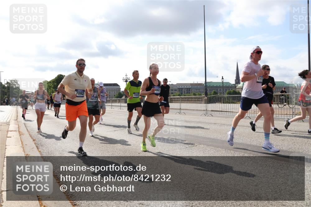 29.06.2025 - hella hamburg halbmarathon Lena Gebhardt http://msf.ph/oto/8421232 29.06.2025 09:51:44 Lombardsbrücke 1740, 7092, 2653, 15932, 1861, 117, 127, 1136, 1312, 1353, 1520, 1569, 1570, 1903, 1912, 1920, 1941, 2653, 2880, 2972, 3437, 3523, 3697, 3700, 4297, 4634, 4759, 4843, 4865, 4991, 4999, 5014, 5047, 5129, 5375, 5410, 5987, 6490, 6700, 6705, 6770, 7092, 7105, 7185, 7363, 7378, 7693, 7962, 8074, 8346, 8359, 8871, 8900, 9114, 9358, 9364, 9885, 10319, 10375, 10480, 10669, 10691, 10934, 11021, 11049, 11417, 11714, 11959, 12623, 12711, 14201 meine-sportfotos.de