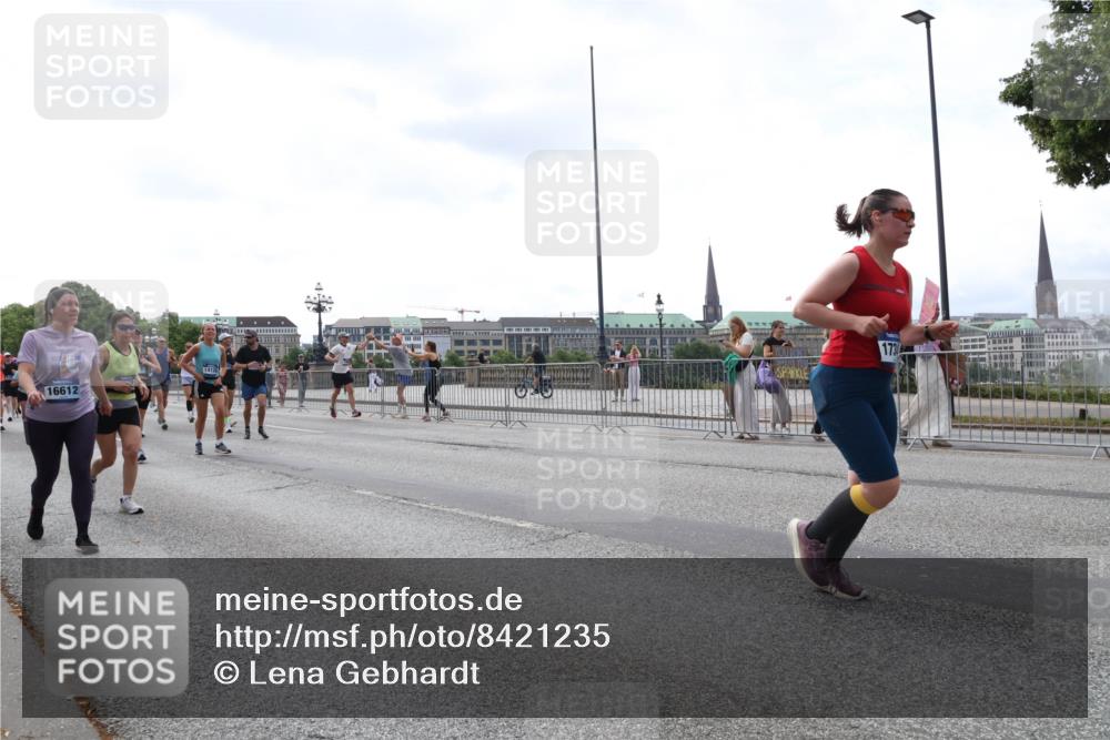 29.06.2025 - hella hamburg halbmarathon Lena Gebhardt http://msf.ph/oto/8421235 29.06.2025 10:42:53 Lombardsbrücke 1412, 16612, 173, 1149, 1467, 1656, 1788, 1957, 1964, 1994, 2069, 2103, 2134, 2158, 2267, 2361, 2401, 2450, 2509, 2538, 2580, 2940, 2941, 2971, 3074, 3283, 3378, 3518, 3764, 3874, 4092, 4105, 4334, 4385, 4778, 5067, 5268, 5403, 5417, 5610, 5755, 5967, 6120, 6764, 7040, 7043, 7461, 7513, 8161, 8184, 8525, 8526, 8529, 8795, 8816, 8991, 9072, 9304, 9378, 9644, 9980, 10008, 10180, 10454, 10697, 11142, 11710, 12151, 12441, 13049, 13241 meine-sportfotos.de