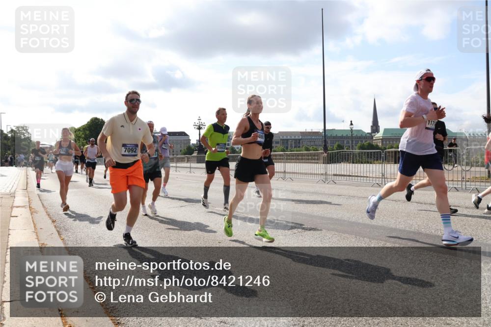 29.06.2025 - hella hamburg halbmarathon Lena Gebhardt http://msf.ph/oto/8421246 29.06.2025 09:51:44 Lombardsbrücke 15932, 7092, 4861, 117, 1136, 1312, 1353, 1520, 1569, 1570, 1903, 1912, 1920, 1941, 2653, 2880, 2972, 3437, 3523, 3697, 3700, 4297, 4634, 4759, 4843, 4865, 4991, 4999, 5014, 5047, 5129, 5375, 5410, 5987, 6490, 6700, 6705, 6770, 7092, 7105, 7185, 7363, 7378, 7693, 7962, 8074, 8346, 8359, 8871, 8900, 9114, 9358, 9364, 9885, 10319, 10375, 10480, 10669, 10691, 10934, 11021, 11049, 11417, 11714, 11959, 12623, 12711, 14201 meine-sportfotos.de