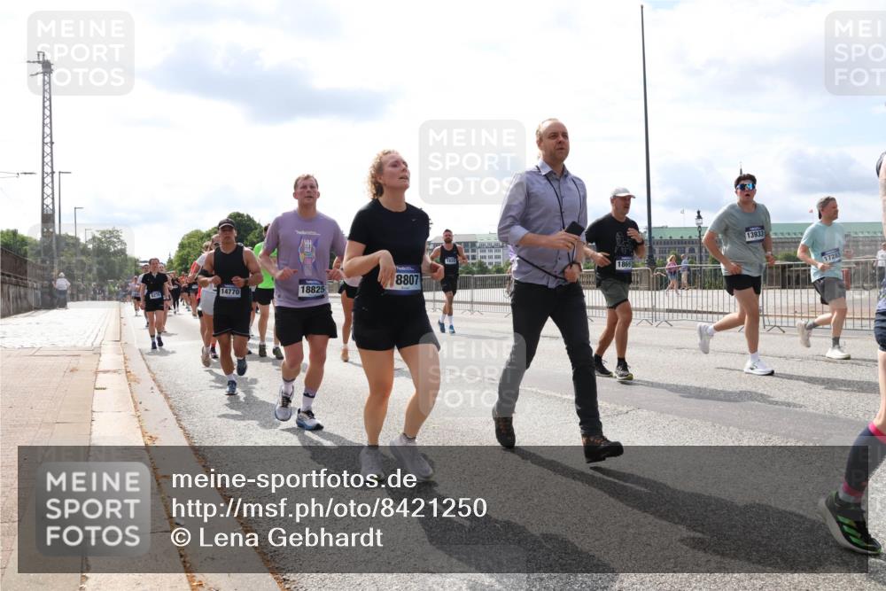 29.06.2025 - hella hamburg halbmarathon Lena Gebhardt http://msf.ph/oto/8421250 29.06.2025 10:18:31 Lombardsbrücke 14770, 6270, 18825, 13933, 8807, 17283, 1234, 1268, 1325, 1521, 1554, 1820, 1982, 2087, 2147, 2335, 2634, 2703, 2781, 2821, 3125, 3202, 3321, 3482, 3529, 3591, 3592, 3977, 4123, 4383, 4710, 4738, 4802, 4804, 5049, 5834, 5909, 5910, 6270, 6332, 6533, 7121, 7160, 7214, 7454, 7838, 7882, 7883, 8067, 8248, 8341, 8665, 9222, 9276, 9505, 9539, 9586, 9658, 9748, 9834, 9844, 10172, 10502, 10659, 10687, 10908, 12498, 12541, 12548, 12552, 12703, 13341 meine-sportfotos.de