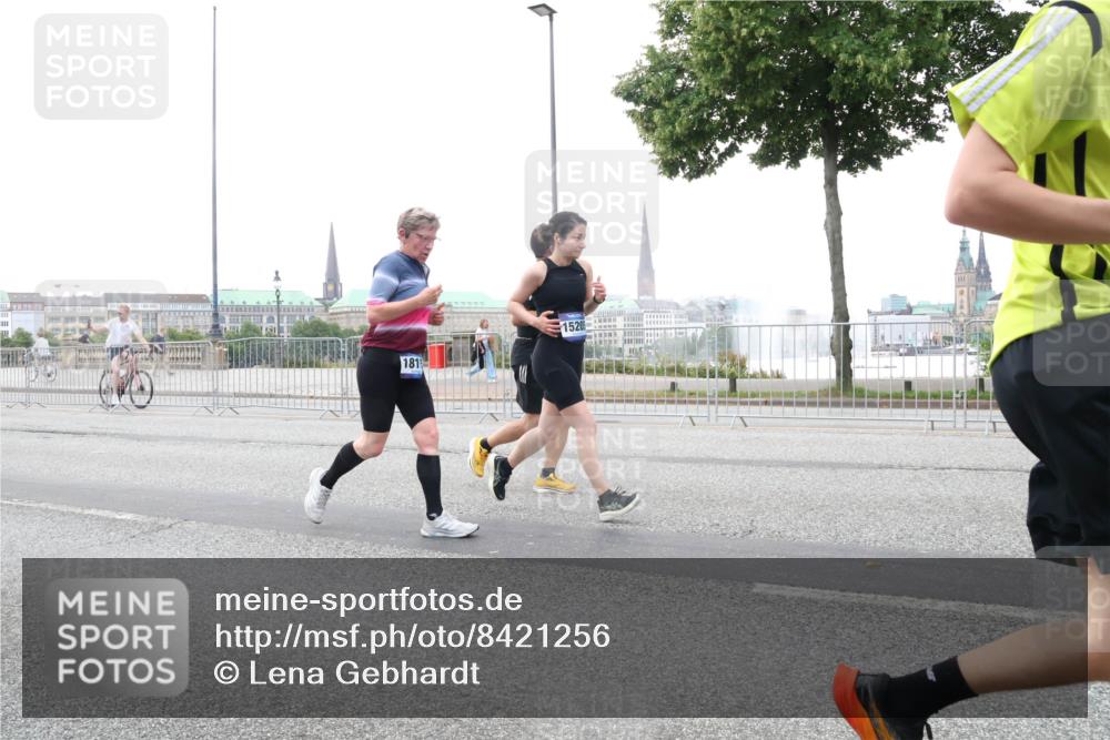 29.06.2025 - hella hamburg halbmarathon Lena Gebhardt http://msf.ph/oto/8421256 29.06.2025 10:52:34 Lombardsbrücke 181, 1520, 1369, 1826, 2146, 2362, 2420, 2528, 2983, 3140, 3227, 3645, 4087, 4273, 4436, 4591, 4729, 4815, 5262, 5360, 6386, 6403, 6404, 6406, 6671, 6985, 7032, 7511, 7690, 7691, 7735, 7737, 7812, 8194, 8196, 8641, 9068, 9070, 9103, 9368, 9731, 10055, 10080, 10296, 10342, 10392, 10600, 10634, 10879, 10884, 10928, 10981, 11084, 11126, 11127, 11297, 11736, 11899, 11974, 12546, 12558, 12994, 14009 meine-sportfotos.de