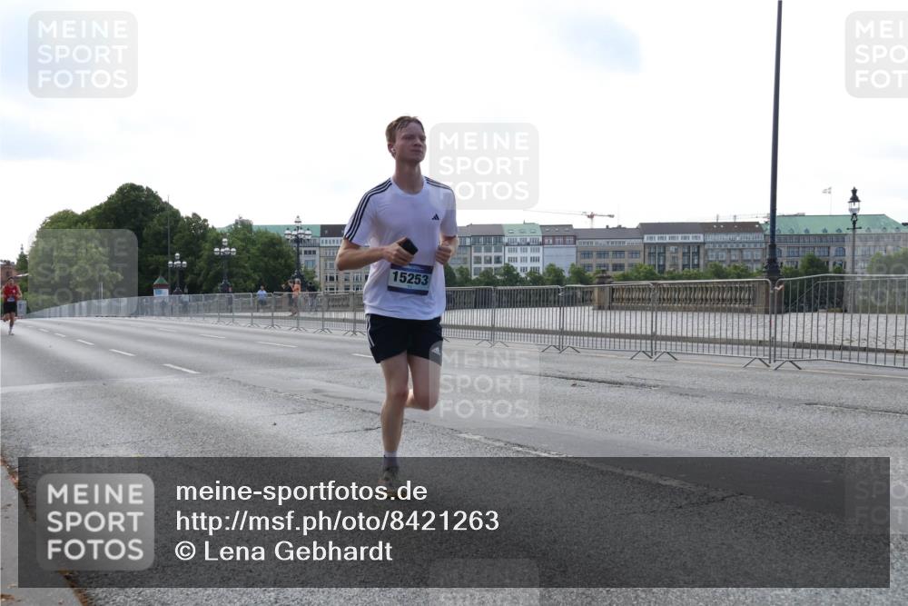 29.06.2025 - hella hamburg halbmarathon Lena Gebhardt http://msf.ph/oto/8421263 29.06.2025 09:42:20 Lombardsbrücke 15253, 1241, 2604, 2618, 2892, 6559, 7862, 10468, 10485, 11965, 13440, 13751, 14019, 14113, 14506, 15253, 16169, 16615, 17003, 17752, 18124, 18569, 18897 meine-sportfotos.de