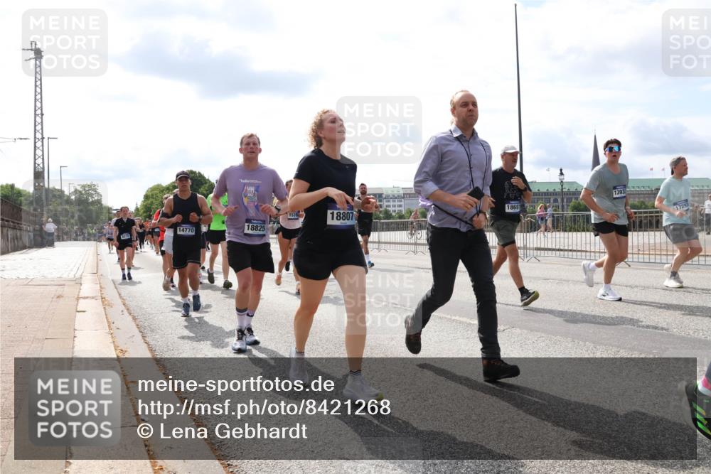 29.06.2025 - hella hamburg halbmarathon Lena Gebhardt http://msf.ph/oto/8421268 29.06.2025 10:18:31 Lombardsbrücke 14770, 18825, 1393, 1539, 18807, 18697, 17283, 1234, 1268, 1325, 1521, 1554, 1820, 1982, 2087, 2147, 2335, 2634, 2703, 2781, 2821, 3125, 3202, 3321, 3482, 3529, 3591, 3592, 3977, 4123, 4383, 4710, 4738, 4802, 4804, 5049, 5834, 5909, 5910, 6270, 6332, 6533, 7121, 7160, 7214, 7454, 7838, 7882, 7883, 8067, 8248, 8341, 8665, 9222, 9276, 9505, 9539, 9586, 9658, 9748, 9834, 9844, 10172, 10502, 10659, 10687, 10908, 12498, 12541, 12548, 12552, 12703, 13341 meine-sportfotos.de
