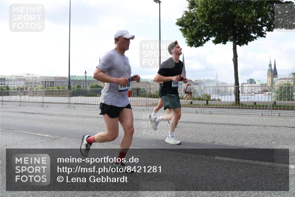 29.06.2025 - hella hamburg halbmarathon Lena Gebhardt http://msf.ph/oto/8421281 29.06.2025 10:05:49 Lombardsbrücke 1099, 1229, 1448, 1830, 1842, 1936, 1981, 2288, 2298, 2471, 2540, 2624, 3062, 3461, 3929, 4014, 4169, 4542, 4782, 5073, 5762, 6014, 7741, 8051, 8316, 8894, 8909, 9339, 9477, 9680, 9736, 9737, 9738, 9917, 10343, 10694, 10791, 10998, 11784, 11873, 11958, 12557, 13042, 13054, 14465, 14642, 14987, 15766, 15772, 16092, 16441, 16546, 16687, 17731, 17740, 17885, 18768, 18857, 18973, 19248 meine-sportfotos.de