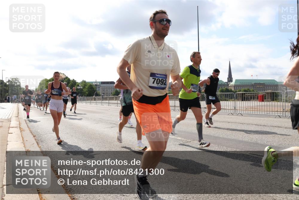 29.06.2025 - hella hamburg halbmarathon Lena Gebhardt http://msf.ph/oto/8421300 29.06.2025 09:51:45 Lombardsbrücke 1740, 7092, 15932, 11021, 1136, 1312, 1353, 1520, 1569, 1570, 1903, 1912, 1920, 1941, 2653, 2880, 2972, 3437, 3523, 3697, 3700, 4297, 4634, 4759, 4843, 4865, 4991, 4999, 5014, 5047, 5129, 5375, 5410, 5987, 6490, 6700, 6705, 6770, 7092, 7105, 7185, 7363, 7378, 7962, 8074, 8346, 8359, 8871, 8900, 9114, 9358, 9364, 9885, 10319, 10375, 10480, 10669, 10691, 10934, 10978, 11021, 11049, 11417, 11714, 11959, 12623, 12711, 14201 meine-sportfotos.de