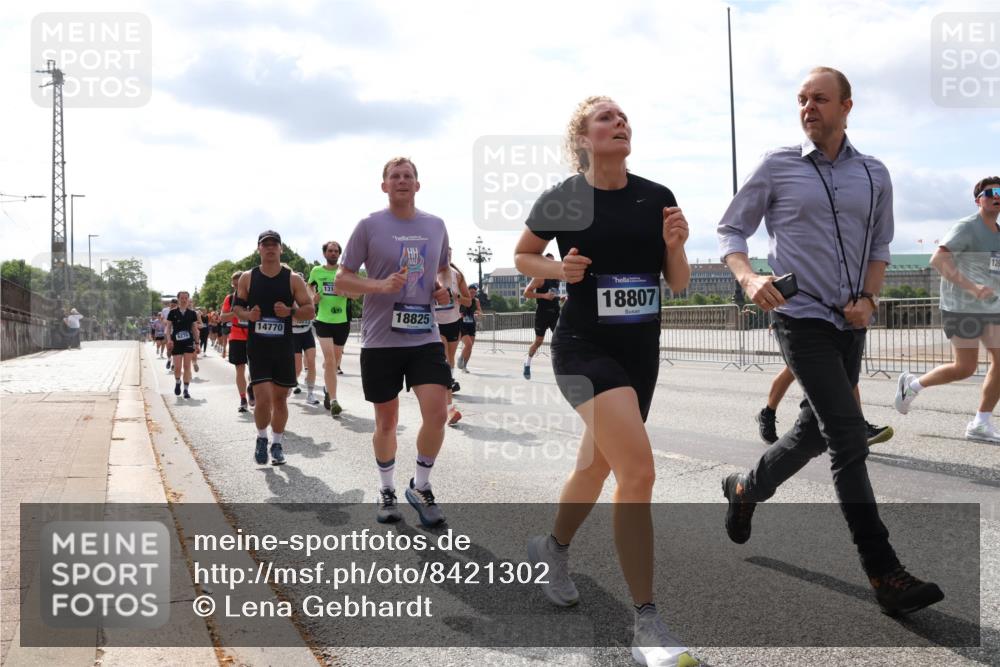 29.06.2025 - hella hamburg halbmarathon Lena Gebhardt http://msf.ph/oto/8421302 29.06.2025 10:18:31 Lombardsbrücke 6270, 14770, 131, 18825, 18807, 139, 1234, 1268, 1325, 1521, 1554, 1820, 1982, 2087, 2147, 2335, 2634, 2703, 2781, 2821, 3125, 3202, 3321, 3482, 3529, 3591, 3592, 3977, 4123, 4383, 4710, 4738, 4802, 4804, 5049, 5834, 5909, 5910, 6270, 6332, 6533, 7121, 7160, 7214, 7454, 7838, 7882, 7883, 8067, 8248, 8341, 8665, 9222, 9276, 9505, 9539, 9586, 9658, 9748, 9834, 9844, 10172, 10502, 10659, 10687, 10908, 12498, 12541, 12548, 12552, 12703, 13341 meine-sportfotos.de
