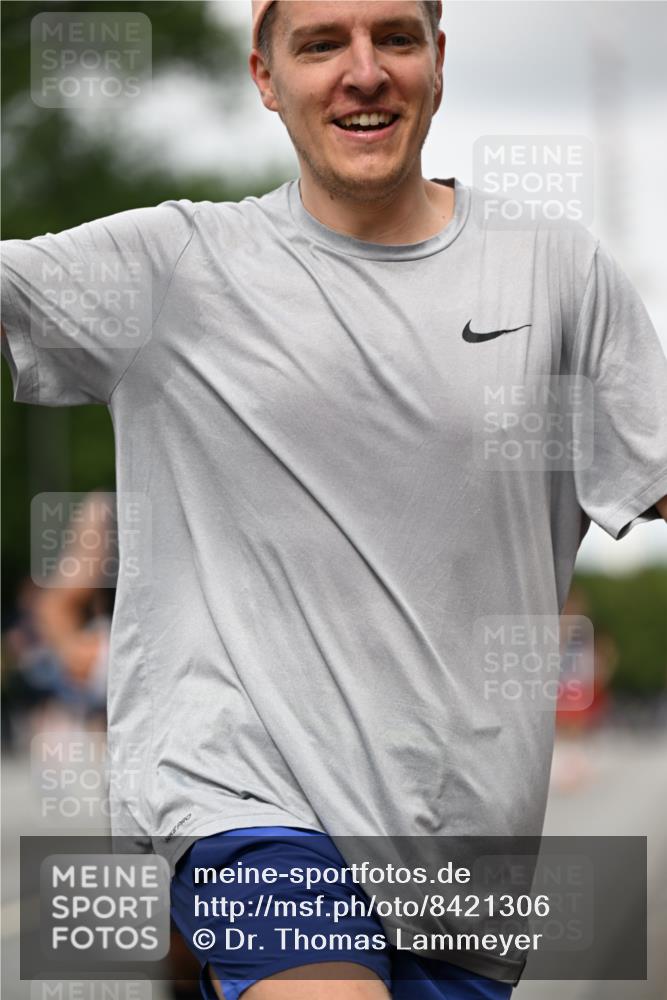 29.06.2025 - hella hamburg halbmarathon Dr. Thomas Lammeyer http://msf.ph/oto/8421306 29.06.2025 10:47:19 Kennedybrücke 1150, 1360, 1656, 1929, 1994, 2401, 2450, 2509, 2580, 2940, 2941, 3283, 3378, 3764, 3874, 4092, 4334, 4353, 4778, 4891, 4892, 5268, 5403, 5755, 6764, 6837, 7357, 7477, 7515, 7557, 7666, 8000, 8161, 8233, 8435, 9304, 10008, 10536, 10697, 10734, 10899 meine-sportfotos.de