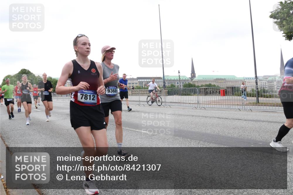 29.06.2025 - hella hamburg halbmarathon Lena Gebhardt http://msf.ph/oto/8421307 29.06.2025 10:52:35 Lombardsbrücke 17602, 13208, 13207, 7812, 9368, 1369, 1826, 2146, 2362, 2420, 2528, 2983, 3140, 3227, 3645, 4087, 4273, 4436, 4591, 4729, 4815, 5262, 5360, 6386, 6403, 6404, 6406, 6671, 6985, 7032, 7511, 7690, 7691, 7735, 7737, 7812, 8194, 8196, 8641, 9068, 9070, 9103, 9368, 9731, 10055, 10080, 10296, 10342, 10392, 10600, 10634, 10879, 10884, 10928, 10981, 11084, 11126, 11127, 11297, 11736, 11899, 11974, 12127, 12128, 12546, 12558, 12994, 14009 meine-sportfotos.de
