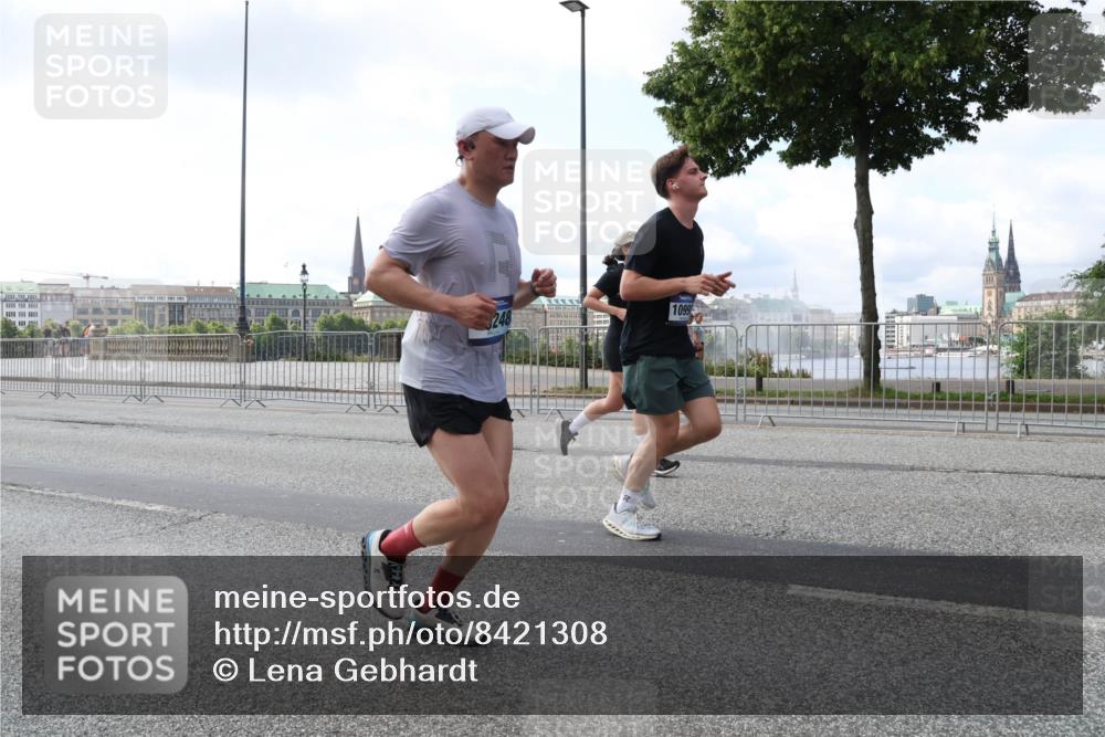 29.06.2025 - hella hamburg halbmarathon Lena Gebhardt http://msf.ph/oto/8421308 29.06.2025 10:05:49 Lombardsbrücke 1099, 1229, 1448, 1830, 1842, 1936, 1981, 2288, 2298, 2471, 2540, 2624, 3062, 3461, 3929, 4014, 4169, 4542, 4782, 5073, 5762, 6014, 7741, 8051, 8316, 8894, 8909, 9339, 9477, 9680, 9736, 9737, 9738, 9917, 10343, 10694, 10791, 10998, 11784, 11873, 11958, 12557, 13042, 13054, 14465, 14642, 14987, 15766, 15772, 16092, 16441, 16546, 16687, 17731, 17740, 17885, 18768, 18857, 18973, 19248 meine-sportfotos.de