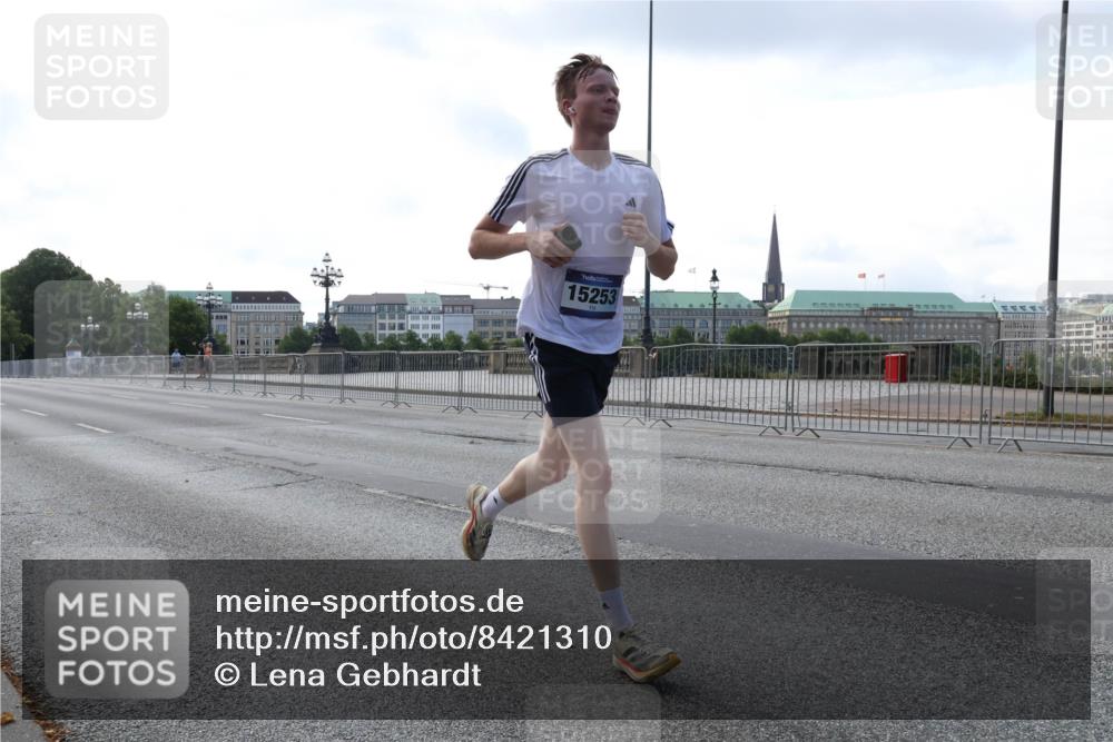 29.06.2025 - hella hamburg halbmarathon Lena Gebhardt http://msf.ph/oto/8421310 29.06.2025 09:42:21 Lombardsbrücke 15253, 1241, 2604, 2618, 2892, 6559, 7862, 10468, 10485, 11965, 13440, 13751, 14019, 14113, 14506, 15253, 16169, 16615, 17003, 17752, 18124, 18569, 18897 meine-sportfotos.de