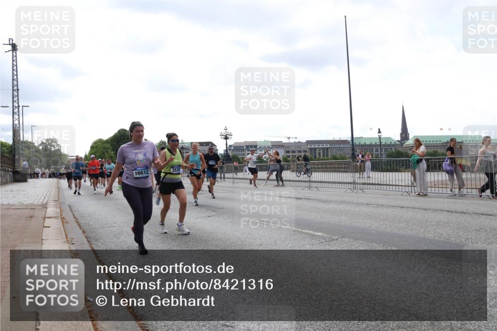 29.06.2025 - hella hamburg halbmarathon Lena Gebhardt http://msf.ph/oto/8421316 29.06.2025 10:42:54 Lombardsbrücke 16612, 2538, 1149, 1467, 1656, 1788, 1964, 1994, 2069, 2103, 2134, 2158, 2267, 2361, 2401, 2450, 2509, 2538, 2580, 2940, 2941, 2971, 3074, 3283, 3378, 3518, 3764, 3874, 4092, 4105, 4177, 4334, 4385, 4680, 4778, 5067, 5268, 5403, 5417, 5610, 5755, 5967, 6120, 6764, 7040, 7043, 7461, 7513, 8161, 8184, 8525, 8526, 8529, 8795, 8816, 8991, 9072, 9304, 9378, 9644, 9980, 10008, 10180, 10454, 10697, 11142, 11710, 12151, 12441, 13049, 13241 meine-sportfotos.de