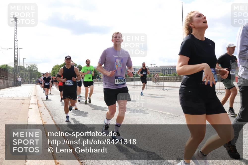 29.06.2025 - hella hamburg halbmarathon Lena Gebhardt http://msf.ph/oto/8421318 29.06.2025 10:18:31 Lombardsbrücke 14770, 18825, 07, 1869, 1234, 1268, 1325, 1521, 1554, 1820, 1982, 2087, 2147, 2335, 2634, 2703, 2781, 2821, 3125, 3202, 3321, 3482, 3529, 3591, 3592, 3977, 4123, 4383, 4710, 4738, 4802, 4804, 5049, 5834, 5909, 5910, 6270, 6332, 6533, 7121, 7160, 7214, 7454, 7838, 7882, 7883, 8067, 8248, 8341, 8665, 9222, 9276, 9505, 9539, 9586, 9658, 9748, 9834, 9844, 10172, 10502, 10659, 10687, 10908, 12498, 12541, 12548, 12552, 12703, 13341 meine-sportfotos.de