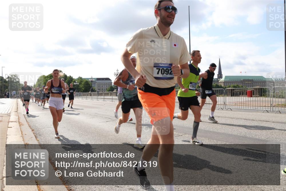 29.06.2025 - hella hamburg halbmarathon Lena Gebhardt http://msf.ph/oto/8421319 29.06.2025 09:51:45 Lombardsbrücke 1740, 18356, 25, 7092, 15932, 11021, 1136, 1312, 1353, 1520, 1569, 1570, 1903, 1912, 1920, 1941, 2653, 2880, 2972, 3437, 3523, 3697, 3700, 4297, 4634, 4759, 4843, 4865, 4991, 4999, 5014, 5047, 5129, 5375, 5410, 5987, 6490, 6700, 6705, 6770, 7092, 7105, 7185, 7363, 7378, 7962, 8074, 8346, 8359, 8871, 8900, 9114, 9358, 9364, 9885, 10319, 10375, 10480, 10669, 10691, 10934, 10978, 11021, 11049, 11417, 11714, 11959, 12623, 12711, 14201 meine-sportfotos.de