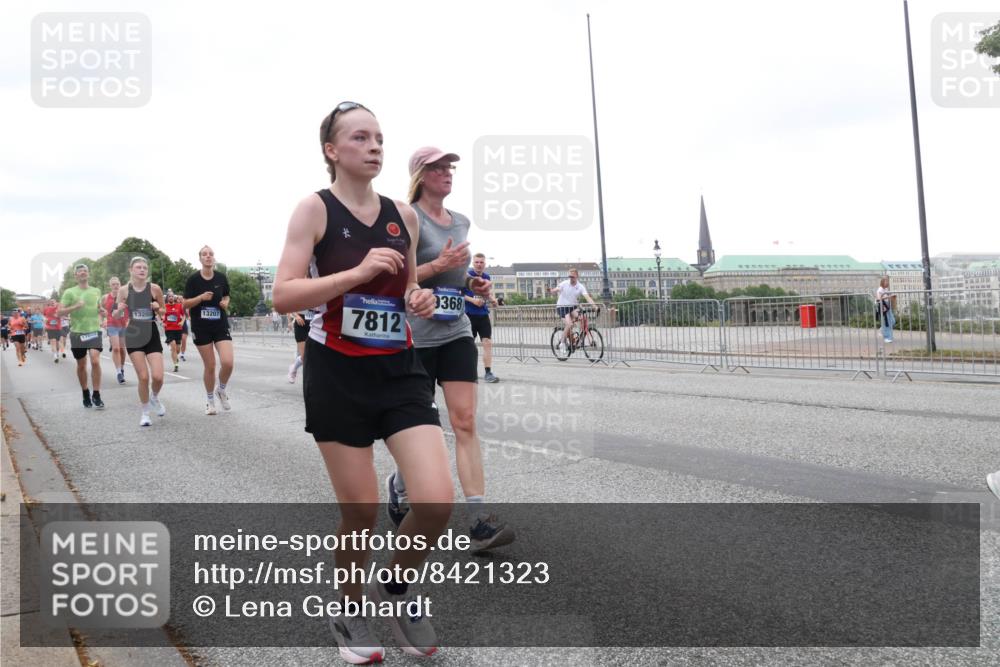 29.06.2025 - hella hamburg halbmarathon Lena Gebhardt http://msf.ph/oto/8421323 29.06.2025 10:52:35 Lombardsbrücke 13208, 17602, 13207, 7812, 368, 1369, 1826, 2146, 2362, 2420, 2528, 2983, 3140, 3227, 3645, 4087, 4273, 4436, 4591, 4729, 4815, 5262, 5360, 6386, 6403, 6404, 6406, 6671, 6985, 7032, 7511, 7690, 7691, 7735, 7737, 7812, 8194, 8196, 8641, 9068, 9070, 9103, 9368, 9731, 10055, 10080, 10296, 10342, 10392, 10600, 10634, 10879, 10884, 10928, 10981, 11084, 11126, 11127, 11297, 11736, 11899, 11974, 12127, 12128, 12546, 12558, 12994, 14009 meine-sportfotos.de