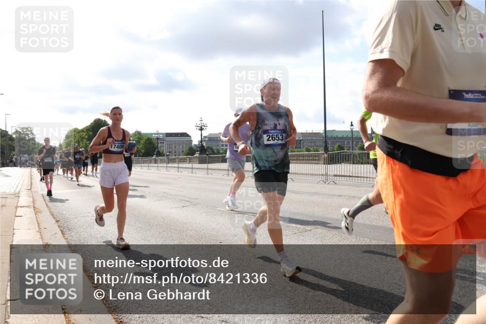 29.06.2025 - hella hamburg halbmarathon Lena Gebhardt http://msf.ph/oto/8421336 29.06.2025 09:51:46 Lombardsbrücke 18356, 2653, 17406, 1136, 1312, 1353, 1520, 1569, 1570, 1903, 1912, 1920, 1941, 2653, 2880, 2972, 3437, 3523, 3697, 4297, 4634, 4759, 4843, 4865, 4991, 4999, 5014, 5047, 5129, 5375, 5410, 5987, 6490, 6700, 6705, 6770, 7092, 7105, 7185, 7363, 7378, 7962, 8074, 8346, 8359, 8871, 8900, 9114, 9358, 9364, 9885, 10319, 10375, 10480, 10669, 10691, 10934, 10978, 11021, 11049, 11417, 11714, 11959, 12438, 12623, 12711, 14201 meine-sportfotos.de