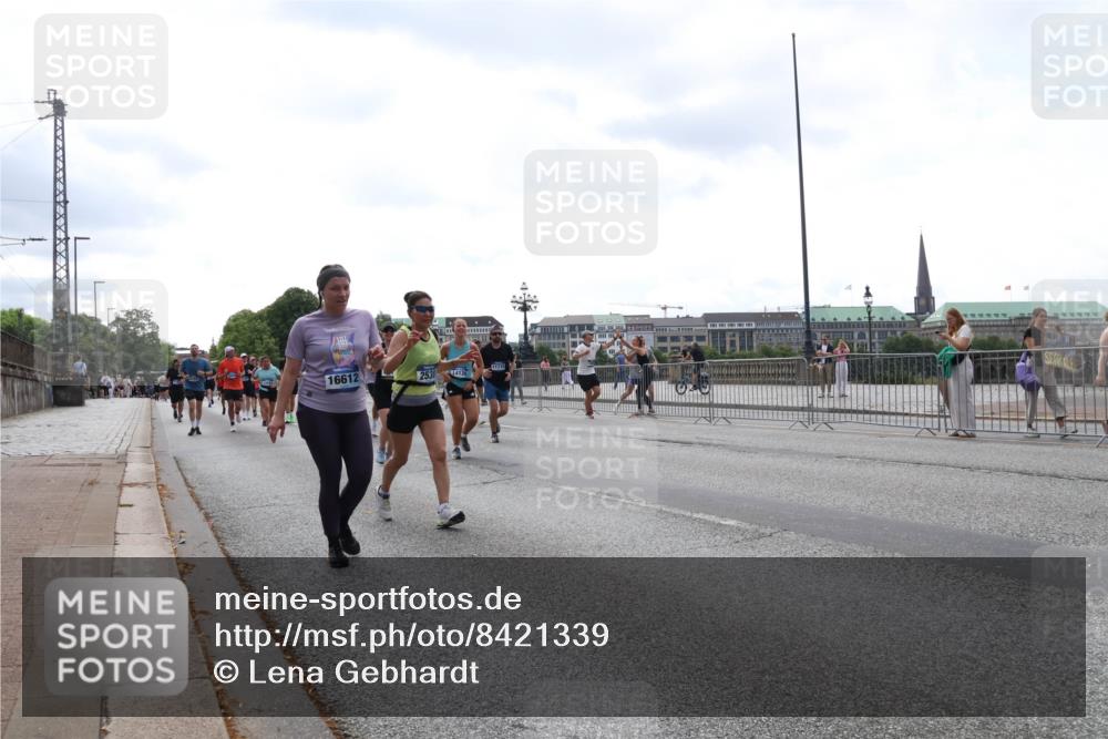 29.06.2025 - hella hamburg halbmarathon Lena Gebhardt http://msf.ph/oto/8421339 29.06.2025 10:42:54 Lombardsbrücke 16612, 2538, 14126, 11710, 1149, 1467, 1656, 1788, 1964, 1994, 2069, 2103, 2134, 2158, 2267, 2361, 2401, 2450, 2509, 2538, 2580, 2940, 2941, 2971, 3074, 3283, 3378, 3518, 3764, 3874, 4092, 4105, 4177, 4334, 4385, 4680, 4778, 5067, 5268, 5403, 5417, 5610, 5755, 5967, 6120, 6764, 7040, 7043, 7461, 7513, 8161, 8184, 8525, 8526, 8529, 8795, 8816, 8991, 9072, 9304, 9378, 9644, 9980, 10008, 10180, 10454, 10697, 11142, 11710, 12151, 12441, 13049, 13241 meine-sportfotos.de