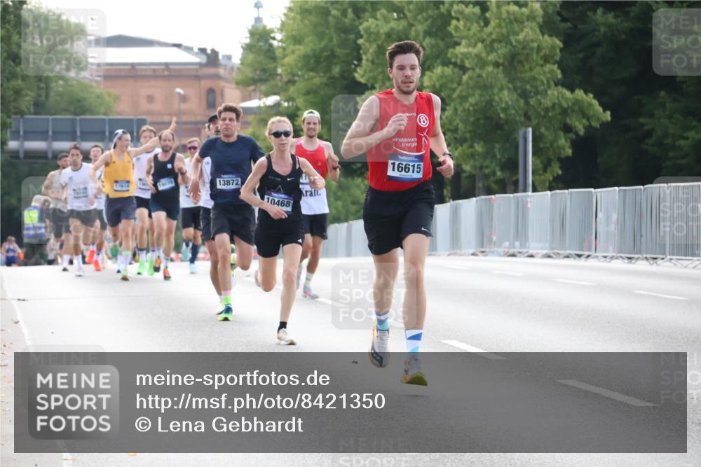 29.06.2025 - hella hamburg halbmarathon Lena Gebhardt http://msf.ph/oto/8421350 29.06.2025 09:42:24 Lombardsbrücke 19078, 13872, 10468, 16615, 1241, 2604, 2618, 6559, 7862, 10468, 10485, 11078, 11965, 13440, 13872, 13913, 14019, 14113, 14506, 15253, 16169, 16615, 17003, 17752, 18124, 18569 meine-sportfotos.de