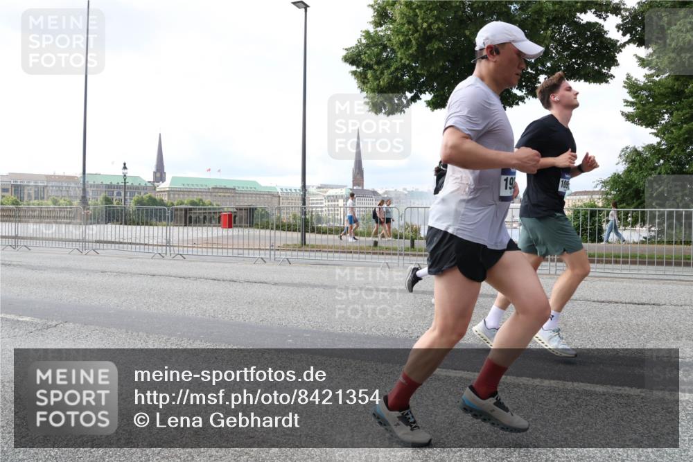 29.06.2025 - hella hamburg halbmarathon Lena Gebhardt http://msf.ph/oto/8421354 29.06.2025 10:05:50 Lombardsbrücke 19, 1229, 1448, 1830, 1842, 1936, 1981, 2298, 2471, 2540, 2624, 3062, 3461, 3929, 4014, 4169, 4542, 4782, 5073, 5762, 6014, 7741, 8051, 8316, 8894, 8909, 9339, 9477, 9736, 9737, 9738, 9917, 10343, 10791, 10998, 11784, 11873, 11958, 12557, 13042, 13054, 14465, 14642, 14987, 15766, 15772, 16092, 16441, 16546, 16687, 17731, 17740, 17885, 18768, 18857, 18973, 19248 meine-sportfotos.de