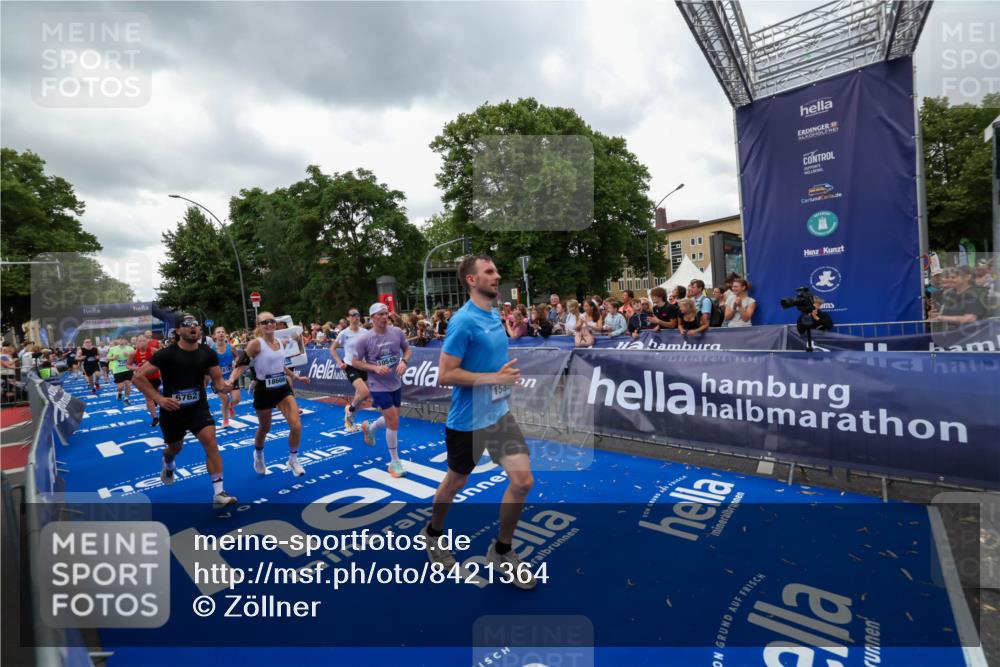 29.06.2025 - hella hamburg halbmarathon Zöllner http://msf.ph/oto/8421364 29.06.2025 10:53:43 Ziel 1502, 2058, 2082, 2518, 2630, 3399, 3819, 5399, 6762, 10549, 10895, 11588, 11589, 11604, 12632, 13865, 14702, 14818, 15061, 15441, 15856, 16092, 17482, 18143, 18514, 18666, 18715 meine-sportfotos.de