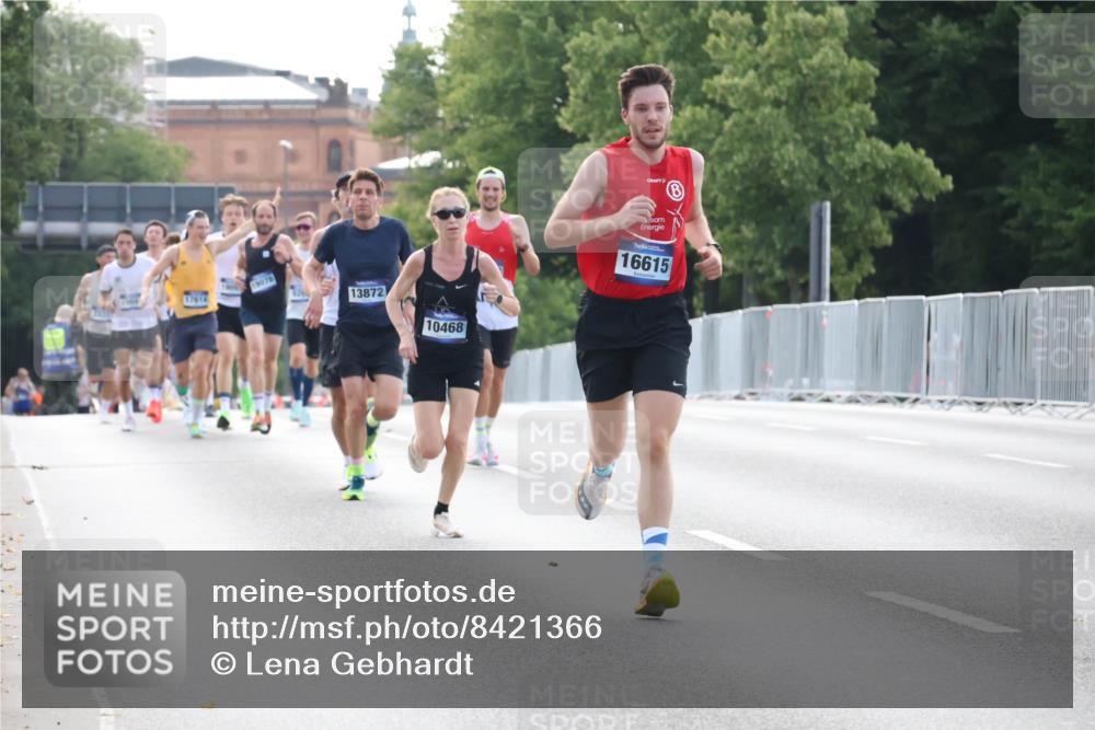 29.06.2025 - hella hamburg halbmarathon Lena Gebhardt http://msf.ph/oto/8421366 29.06.2025 09:42:24 Lombardsbrücke 17614, 19076, 320, 13872, 10468, 16615, 1241, 2604, 2618, 6559, 7862, 10468, 10485, 11078, 11965, 13440, 13872, 13913, 14019, 14113, 14506, 15253, 16169, 16615, 17003, 17752, 18124, 18569 meine-sportfotos.de