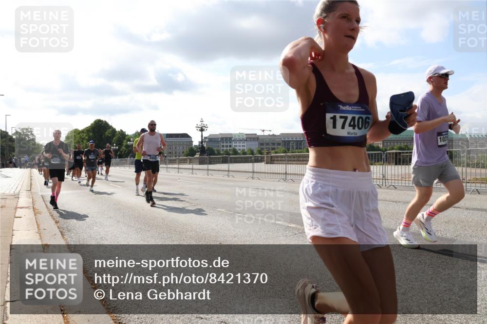 29.06.2025 - hella hamburg halbmarathon Lena Gebhardt http://msf.ph/oto/8421370 29.06.2025 09:51:47 Lombardsbrücke 18356, 17406, 1031, 1136, 1312, 1353, 1520, 1569, 1570, 1903, 1912, 1920, 2653, 2880, 2972, 3437, 3523, 3697, 4297, 4634, 4759, 4843, 4865, 4991, 4999, 5014, 5047, 5129, 5231, 5375, 5410, 5987, 6490, 6700, 6705, 6770, 7092, 7105, 7185, 7363, 7378, 7962, 8074, 8346, 8359, 8871, 8900, 9114, 9358, 9364, 10319, 10375, 10480, 10669, 10691, 10934, 10978, 11021, 11049, 11417, 11714, 11959, 12438, 12623, 12711, 14201 meine-sportfotos.de