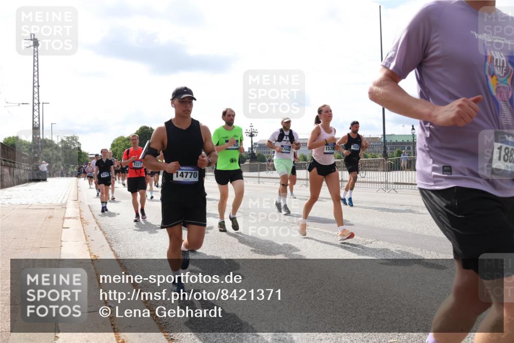 29.06.2025 - hella hamburg halbmarathon Lena Gebhardt http://msf.ph/oto/8421371 29.06.2025 10:18:32 Lombardsbrücke 6270, 3321, 14770, 17048, 1539, 29, 1820, 188, 1234, 1268, 1325, 1521, 1554, 1820, 1982, 2087, 2147, 2335, 2634, 2703, 2781, 2821, 3125, 3202, 3321, 3482, 3529, 3591, 3592, 3977, 4123, 4383, 4710, 4738, 4802, 4804, 5049, 5264, 5834, 5909, 5910, 6270, 6332, 6533, 7121, 7160, 7214, 7454, 7838, 7883, 8067, 8341, 8665, 9222, 9276, 9505, 9539, 9586, 9658, 9748, 9834, 9844, 10172, 10502, 10659, 10687, 10908, 12498, 12541, 12548, 12552, 12703, 13341 meine-sportfotos.de