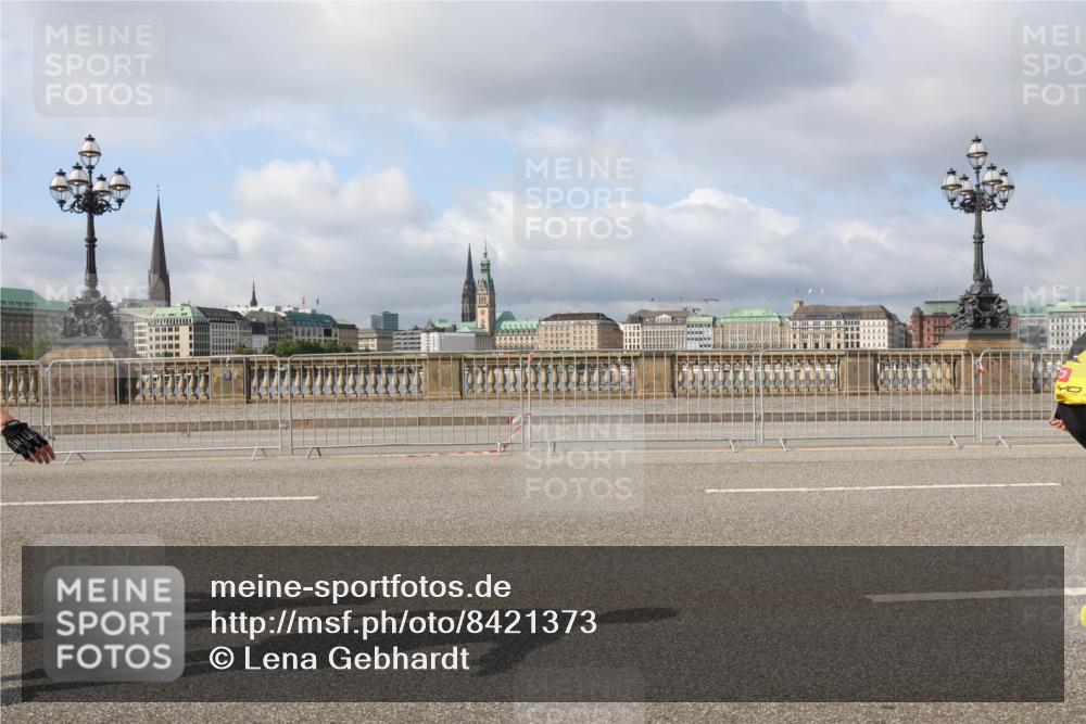 29.06.2025 - hella hamburg halbmarathon Lena Gebhardt http://msf.ph/oto/8421373 29.06.2025 08:57:46 Lombardsbrücke  meine-sportfotos.de