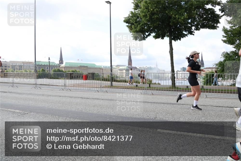 29.06.2025 - hella hamburg halbmarathon Lena Gebhardt http://msf.ph/oto/8421377 29.06.2025 10:05:50 Lombardsbrücke 1229, 1448, 1830, 1842, 1936, 1981, 2298, 2471, 2540, 2624, 3062, 3461, 3929, 4014, 4169, 4542, 4782, 5073, 5762, 6014, 7741, 8051, 8316, 8894, 8909, 9339, 9477, 9736, 9737, 9738, 9917, 10343, 10791, 10998, 11784, 11873, 11958, 12557, 13042, 13054, 14465, 14642, 14987, 15766, 15772, 16092, 16441, 16546, 16687, 17731, 17740, 17885, 18768, 18857, 18973, 19248 meine-sportfotos.de