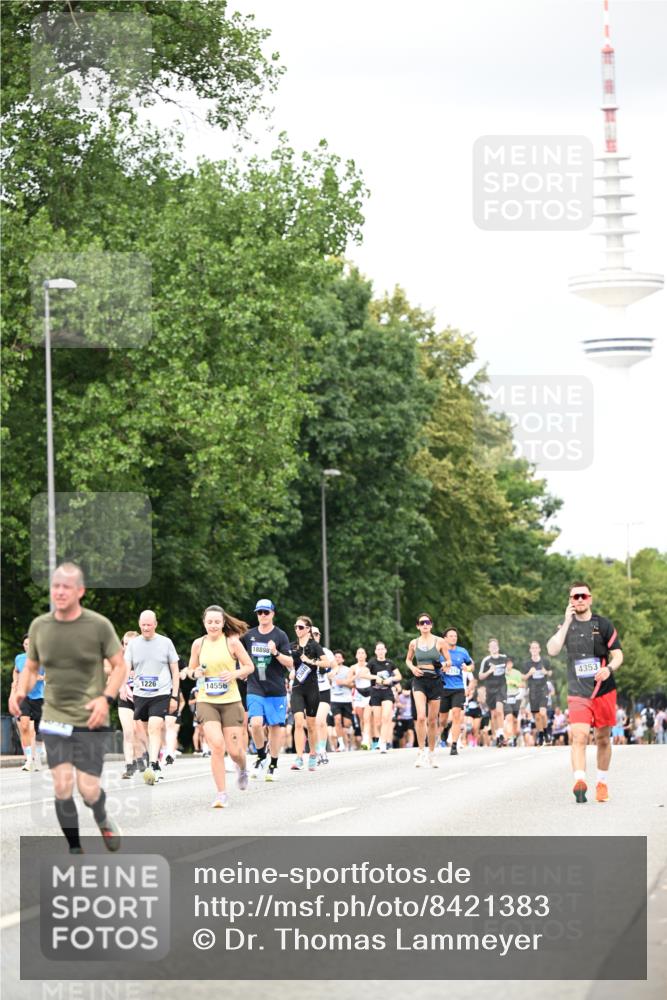 29.06.2025 - hella hamburg halbmarathon Dr. Thomas Lammeyer http://msf.ph/oto/8421383 29.06.2025 10:47:21 Kennedybrücke 1150, 1310, 1360, 1656, 1929, 1994, 2401, 2450, 2509, 2580, 2940, 2941, 3283, 3378, 3764, 3874, 4092, 4334, 4353, 4778, 4891, 4892, 5268, 5403, 5755, 6764, 6837, 7477, 7515, 7557, 8000, 8161, 8233, 8435, 9304, 10008, 10536, 10697, 10734, 10899 meine-sportfotos.de