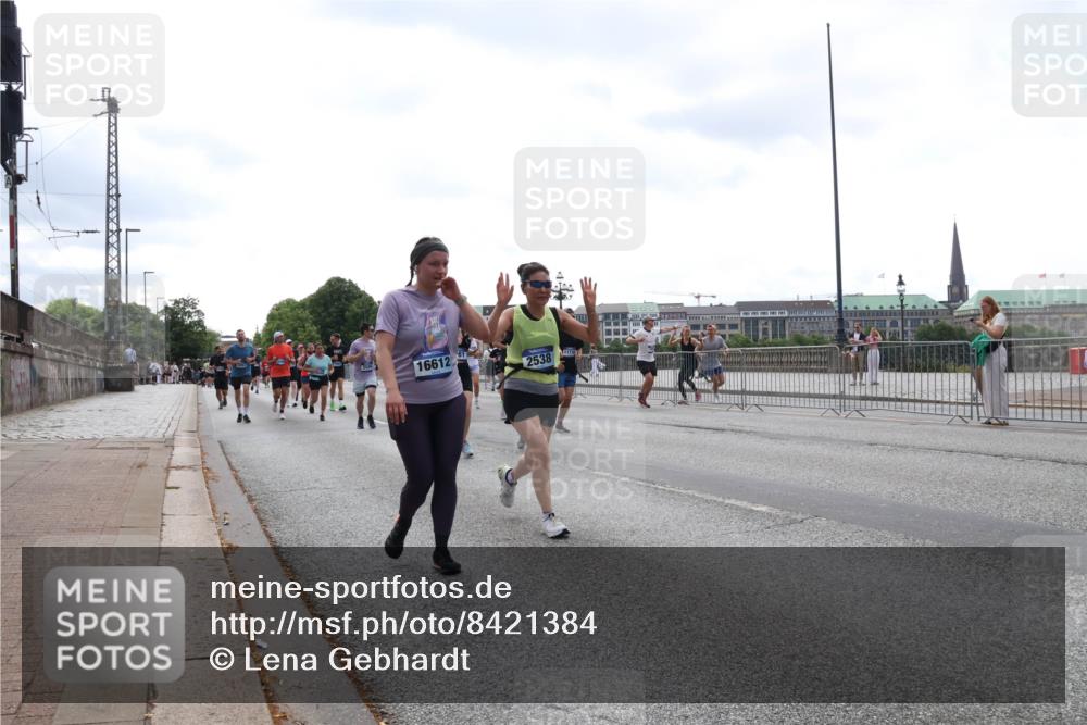 29.06.2025 - hella hamburg halbmarathon Lena Gebhardt http://msf.ph/oto/8421384 29.06.2025 10:42:54 Lombardsbrücke 16612, 2538, 1149, 1467, 1656, 1788, 1964, 1994, 2069, 2103, 2134, 2158, 2267, 2361, 2401, 2450, 2509, 2538, 2580, 2940, 2941, 2971, 3074, 3283, 3378, 3518, 3764, 3874, 4092, 4105, 4177, 4334, 4385, 4680, 4778, 5067, 5268, 5403, 5417, 5610, 5755, 5967, 6120, 6764, 7040, 7043, 7461, 7513, 8161, 8184, 8525, 8526, 8529, 8795, 8816, 8991, 9072, 9304, 9378, 9644, 9980, 10008, 10180, 10454, 10697, 11142, 11710, 12151, 12441, 13049, 13241 meine-sportfotos.de