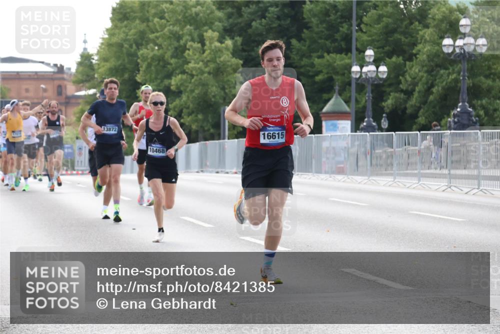 29.06.2025 - hella hamburg halbmarathon Lena Gebhardt http://msf.ph/oto/8421385 29.06.2025 09:42:26 Lombardsbrücke 17614, 13872, 10468, 16615, 2604, 2618, 6559, 7862, 10468, 10485, 11078, 11965, 13872, 13913, 14019, 14113, 14506, 15253, 16615, 17003, 17752, 18124, 18569 meine-sportfotos.de