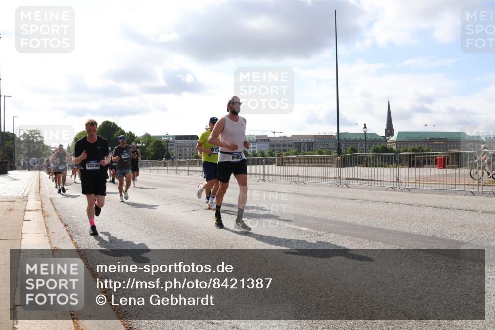 29.06.2025 - hella hamburg halbmarathon Lena Gebhardt http://msf.ph/oto/8421387 29.06.2025 09:51:48 Lombardsbrücke 18356, 18049, 434, 8900, 1136, 1312, 1353, 1520, 1569, 1570, 1903, 1912, 1920, 2653, 2880, 2972, 3437, 3523, 3697, 4297, 4634, 4759, 4843, 4865, 4991, 4999, 5014, 5047, 5129, 5231, 5375, 5410, 5987, 6490, 6700, 6705, 6770, 7092, 7105, 7185, 7363, 8074, 8346, 8359, 8871, 8900, 9114, 9358, 9364, 10319, 10375, 10480, 10669, 10691, 10934, 10978, 11021, 11049, 11417, 11714, 11959, 12438, 12623, 12711, 14201 meine-sportfotos.de