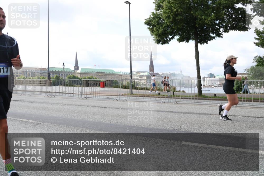 29.06.2025 - hella hamburg halbmarathon Lena Gebhardt http://msf.ph/oto/8421404 29.06.2025 10:05:50 Lombardsbrücke 17, 1229, 1448, 1830, 1842, 1936, 1981, 2298, 2471, 2540, 2624, 3062, 3461, 3929, 4014, 4169, 4542, 4782, 5073, 5762, 6014, 7741, 8051, 8316, 8894, 8909, 9339, 9477, 9736, 9737, 9738, 9917, 10343, 10791, 10998, 11784, 11873, 11958, 12557, 13042, 13054, 14465, 14642, 14987, 15766, 15772, 16092, 16441, 16546, 16687, 17731, 17740, 17885, 18768, 18857, 18973, 19248 meine-sportfotos.de