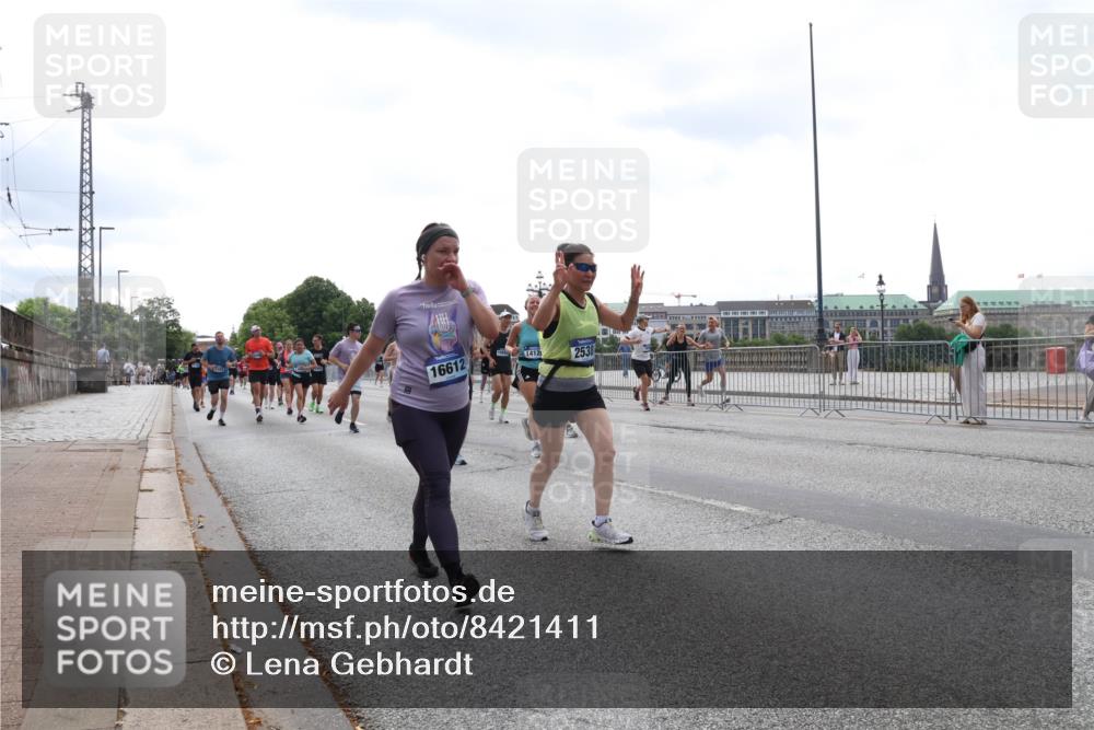 29.06.2025 - hella hamburg halbmarathon Lena Gebhardt http://msf.ph/oto/8421411 29.06.2025 10:42:54 Lombardsbrücke 16612, 1412, 2538, 1149, 1467, 1656, 1788, 1964, 1994, 2069, 2103, 2134, 2158, 2267, 2361, 2401, 2450, 2509, 2538, 2580, 2940, 2941, 2971, 3074, 3283, 3378, 3518, 3764, 3874, 4092, 4105, 4177, 4334, 4385, 4680, 4778, 5067, 5268, 5403, 5417, 5610, 5755, 5967, 6120, 6764, 7040, 7043, 7461, 7513, 8161, 8184, 8525, 8526, 8529, 8795, 8816, 8991, 9072, 9304, 9378, 9644, 9980, 10008, 10180, 10454, 10697, 11142, 11710, 12151, 12441, 13049, 13241 meine-sportfotos.de