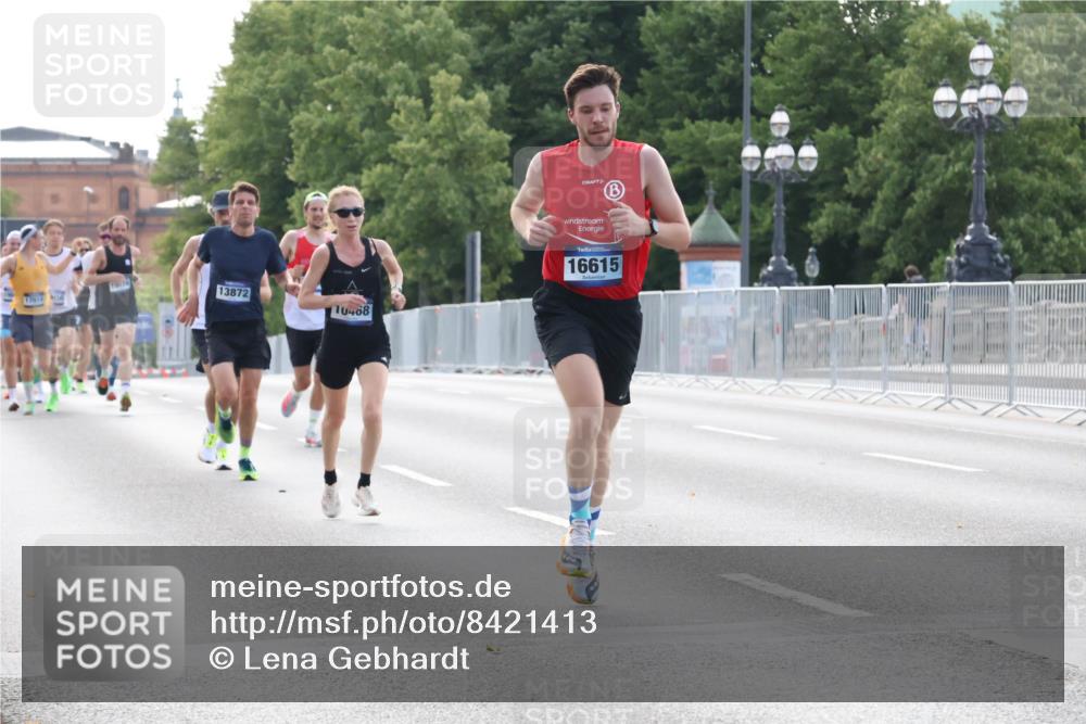 29.06.2025 - hella hamburg halbmarathon Lena Gebhardt http://msf.ph/oto/8421413 29.06.2025 09:42:26 Lombardsbrücke 17614, 19076, 13872, 10468, 16615, 2604, 2618, 6559, 7862, 10468, 10485, 11078, 11965, 13872, 13913, 14019, 14113, 14506, 15253, 16615, 17003, 17752, 18124, 18569 meine-sportfotos.de