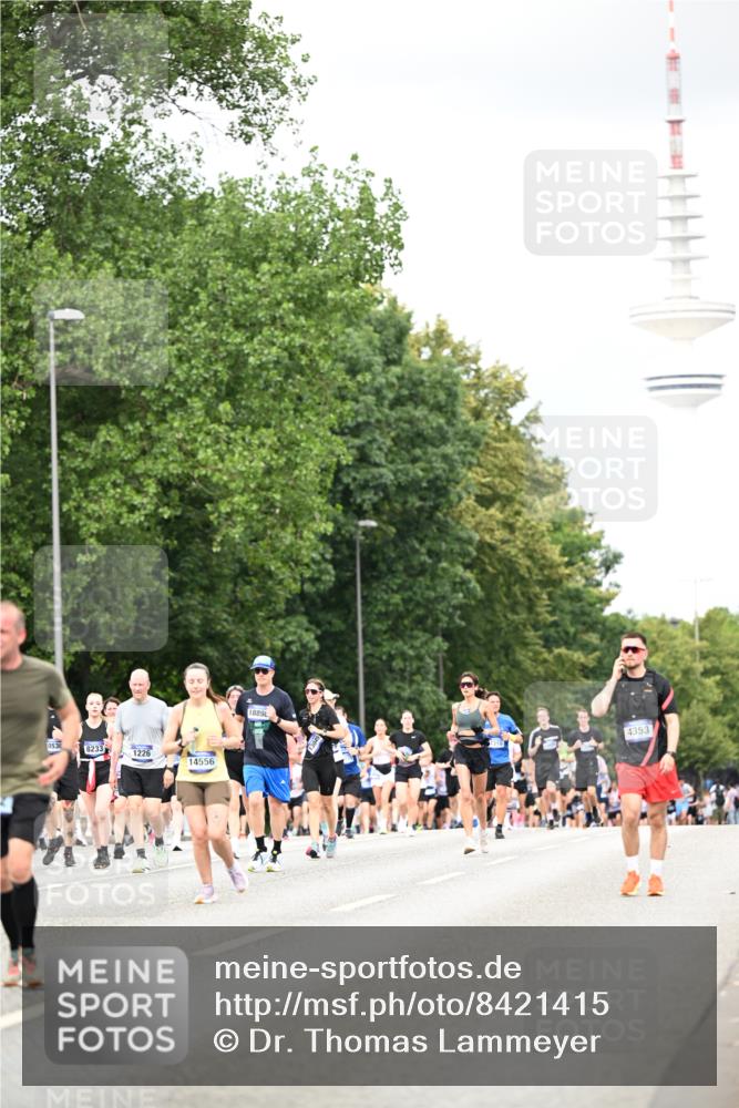 29.06.2025 - hella hamburg halbmarathon Dr. Thomas Lammeyer http://msf.ph/oto/8421415 29.06.2025 10:47:22 Kennedybrücke 1150, 1310, 1360, 1467, 1656, 1929, 1994, 2401, 2450, 2580, 2940, 2941, 3283, 3764, 3874, 4092, 4334, 4353, 4778, 4891, 4892, 5268, 5403, 5755, 6764, 6837, 7477, 7515, 7557, 8000, 8161, 8233, 8435, 9304, 10008, 10536, 10697, 10734, 10899 meine-sportfotos.de