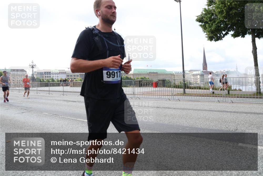 29.06.2025 - hella hamburg halbmarathon Lena Gebhardt http://msf.ph/oto/8421434 29.06.2025 10:05:50 Lombardsbrücke 9917, 1229, 1448, 1830, 1842, 1936, 1981, 2298, 2471, 2540, 2624, 3062, 3461, 3929, 4014, 4169, 4542, 4782, 5073, 5762, 6014, 7741, 8051, 8316, 8894, 8909, 9339, 9477, 9736, 9737, 9738, 9917, 10343, 10791, 10998, 11784, 11873, 11958, 12557, 13042, 13054, 14465, 14642, 14987, 15766, 15772, 16092, 16441, 16546, 16687, 17731, 17740, 17885, 18768, 18857, 18973, 19248 meine-sportfotos.de