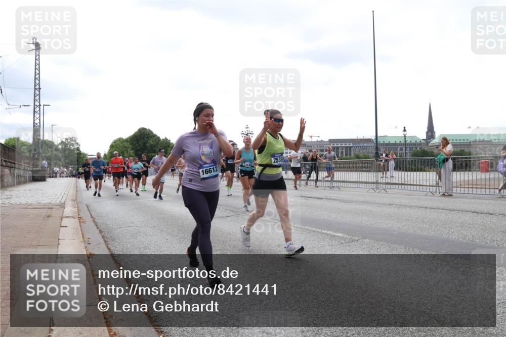 29.06.2025 - hella hamburg halbmarathon Lena Gebhardt http://msf.ph/oto/8421441 29.06.2025 10:42:54 Lombardsbrücke 16612, 14126, 2538, 1149, 1467, 1656, 1788, 1964, 1994, 2069, 2103, 2134, 2158, 2267, 2361, 2401, 2450, 2509, 2538, 2580, 2940, 2941, 2971, 3074, 3283, 3378, 3518, 3764, 3874, 4092, 4105, 4177, 4334, 4385, 4680, 4778, 5067, 5268, 5403, 5417, 5610, 5755, 5967, 6120, 6764, 7040, 7043, 7461, 7513, 8161, 8184, 8525, 8526, 8529, 8795, 8816, 8991, 9072, 9304, 9378, 9644, 9980, 10008, 10180, 10454, 10697, 11142, 11710, 12151, 12441, 13049, 13241 meine-sportfotos.de